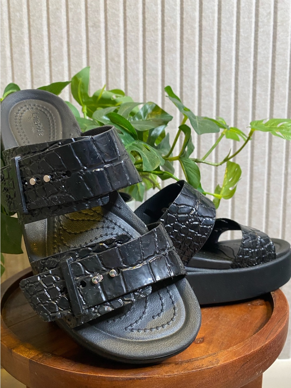 Crocs Women’s Brooklyn Platform Low Wedge Sandals Black Croco Shine Size 8